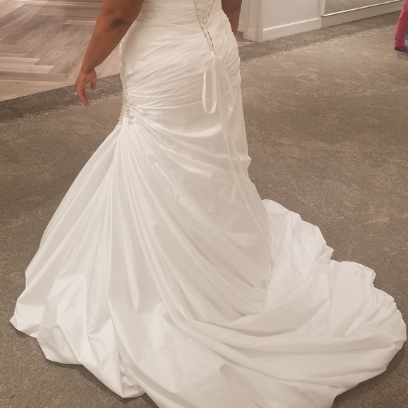 Plus size wedding dress - Picture 2 of 3